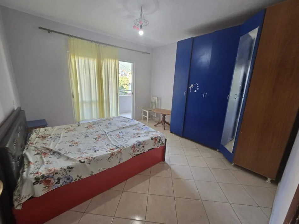 Tirane, jepet me qera apartament 1+1+Ballkon Kati 4, 86 m² 300 € (fizika berthamore, fresk)