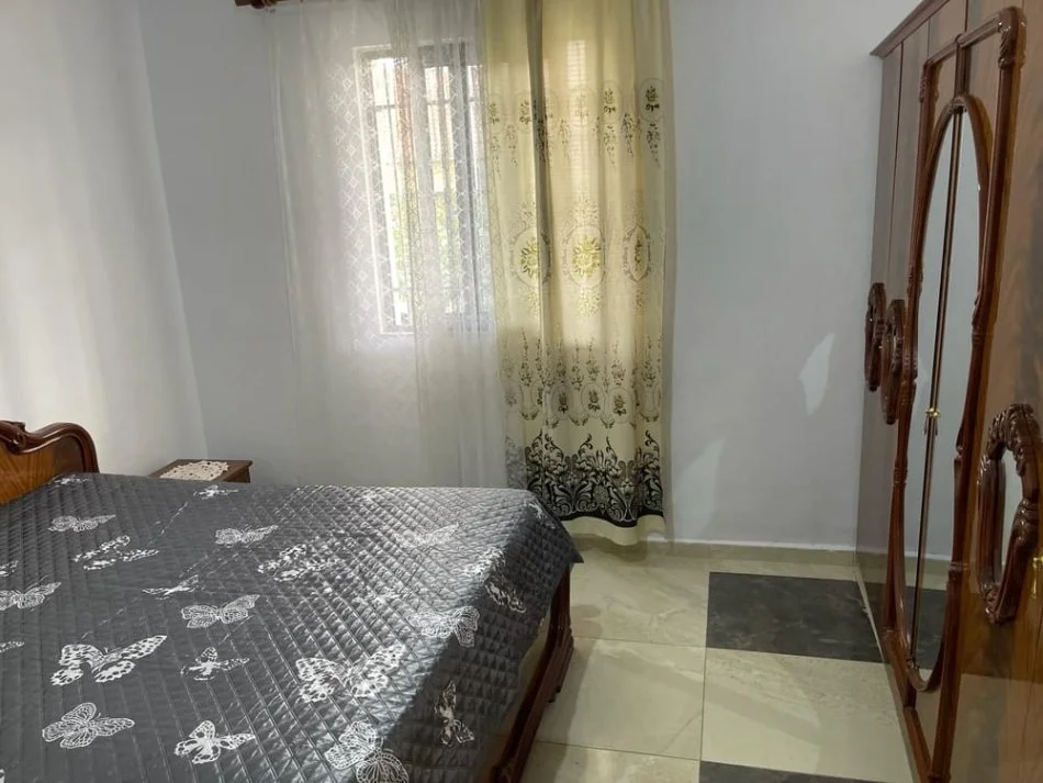 Tirane, jepet me qera apartament 1+1 Kati 1, 400 € (vilat amerikane)