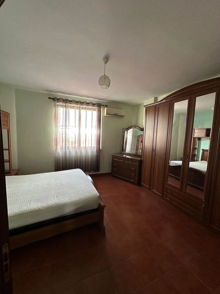 Tirane, jepet me qera apartament 1+1 , 80 m² (stacioni i trenit) - 450 euro