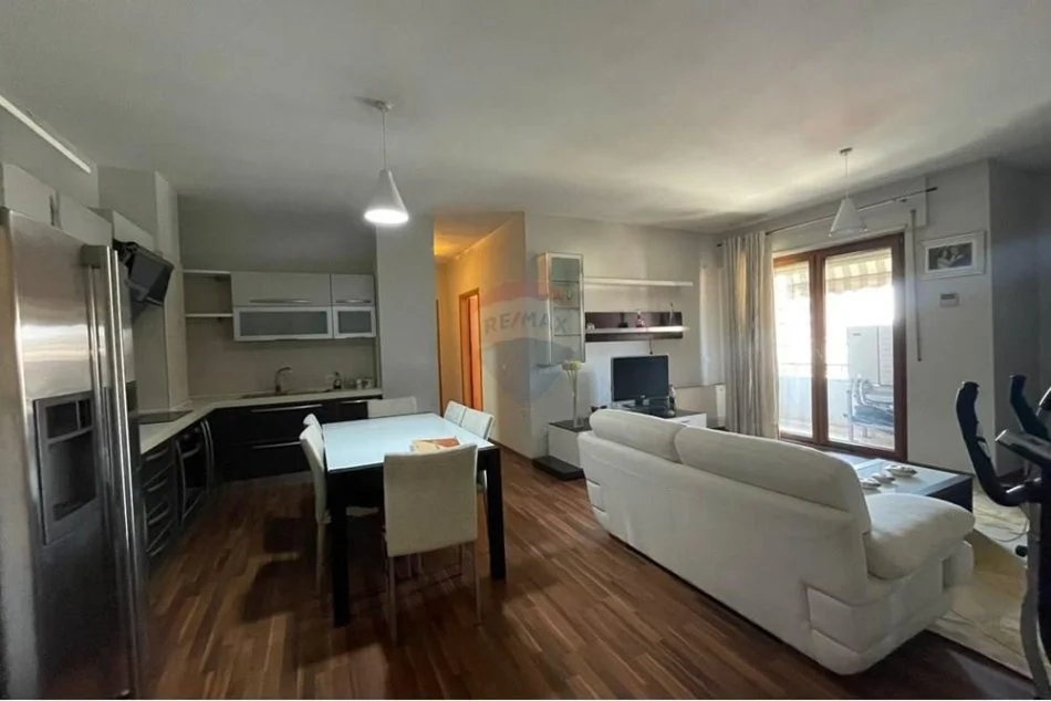 Tirane, jepet me qera apartament 2+1 Kati 4, 95 m² 700 € (Rruga e Dibrës - Selvia)