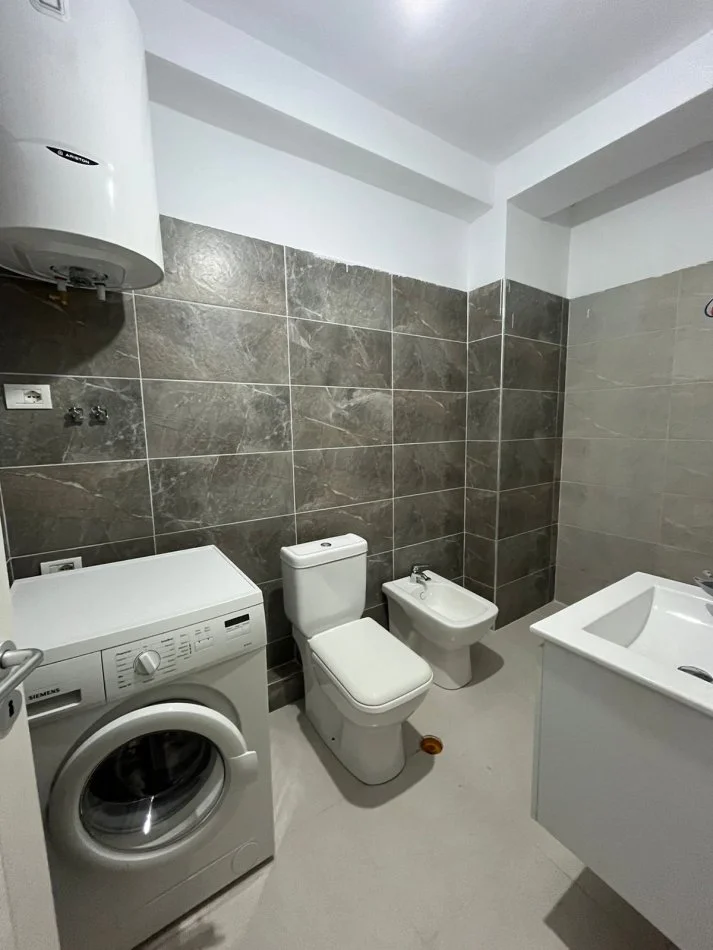 Tirane, jepet me qera apartament 1+1 Kati 4, (Kompleksi Tom Doshi)