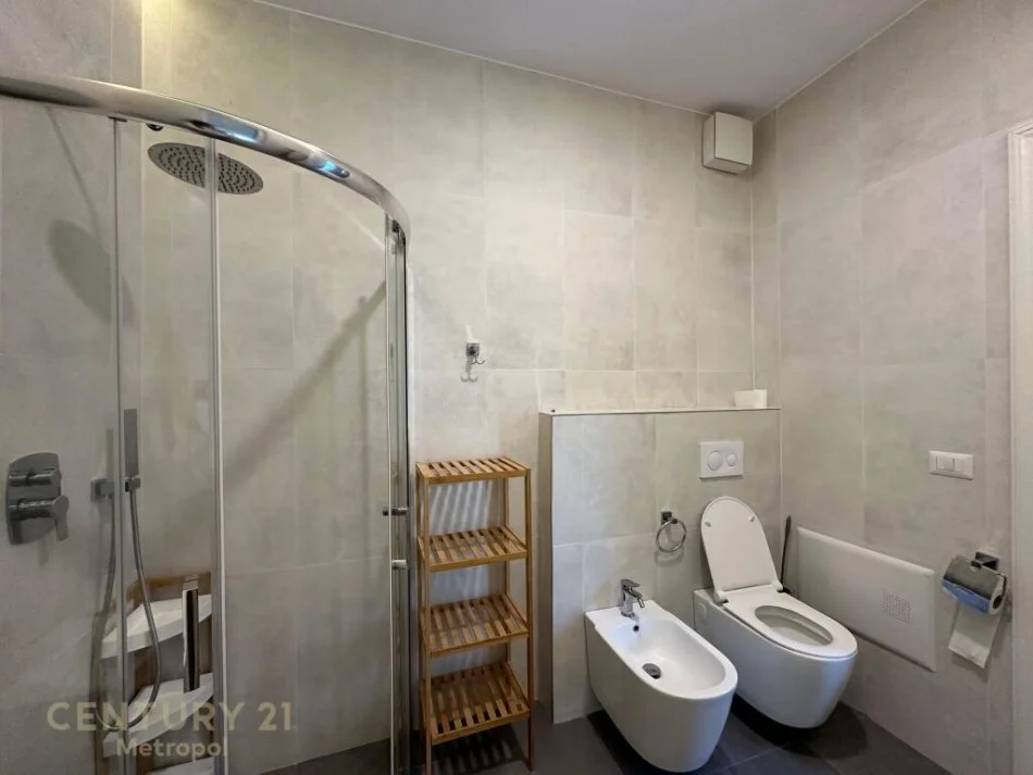 𝐓𝐢𝐫𝐚𝐧𝐞, 𝐣𝐞𝐩𝐞𝐭 𝐦𝐞 𝐪𝐞𝐫𝐚 𝐚𝐩𝐚𝐫𝐭𝐚𝐦𝐞𝐧𝐭 𝟐+𝟏 𝐊𝐚𝐭𝐢 𝟏, 𝟏𝟎𝟓 𝐦² 𝟏.𝟒𝟎𝟎 € (𝐐𝐞𝐧𝐝𝐫𝐚 𝐓𝐫𝐞𝐠𝐭𝐚𝐫𝐞 𝐓𝐄𝐆)