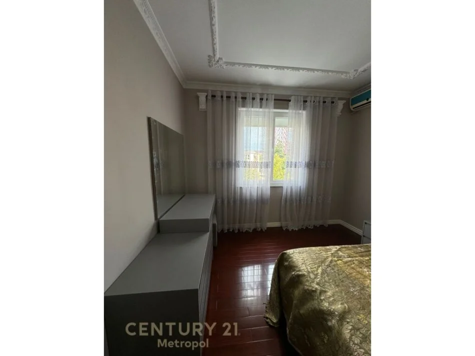 𝐓𝐢𝐫𝐚𝐧𝐞, 𝐣𝐞𝐩𝐞𝐭 𝐦𝐞 𝐪𝐞𝐫𝐚 𝐚𝐩𝐚𝐫𝐭𝐚𝐦𝐞𝐧𝐭 𝟐+𝟏 𝐊𝐚𝐭𝐢 𝟒, 𝟗𝟔 𝐦² 𝟏.𝟏𝟎𝟎 € (𝐈𝐬𝐡 𝐁𝐥𝐥𝐨𝐤𝐮)