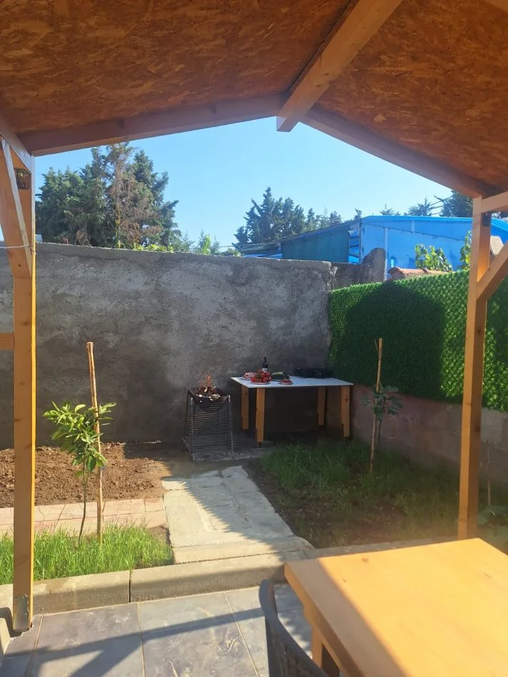 Tirane, jepet me qera Vile 2+1+Aneks+Ballkon Kati 1, 800 € (Laprake, prane Spitalit Ushtarak)