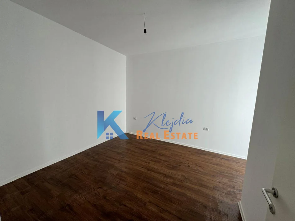 Tirane, jap me qera zyre Kati 2, 95 m² 600 € (Rruga e Barrikadave, afer bustit Vojo Kushi)
