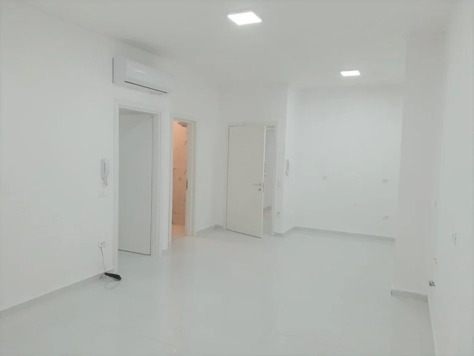Tirane, jap me qera zyre Kati 2, 105 m² 900 € (Komuna e Parisit, Kompleksi Kika)