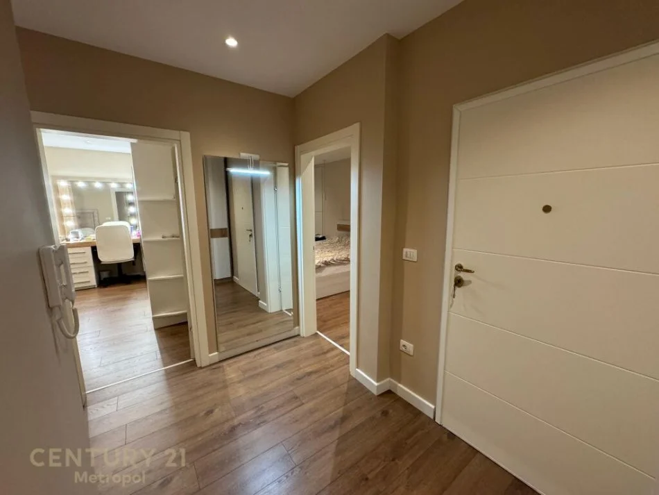 𝐓𝐢𝐫𝐚𝐧𝐞, 𝐣𝐞𝐩𝐞𝐭 𝐦𝐞 𝐪𝐞𝐫𝐚 𝐚𝐩𝐚𝐫𝐭𝐚𝐦𝐞𝐧𝐭 𝟐+𝟏 𝐊𝐚𝐭𝐢 𝟕, 𝟏𝟎𝟑 𝐦² 𝟗𝟎𝟎 € (𝐑𝐫𝐮𝐠𝐚 𝐞 𝐄𝐥𝐛𝐚𝐬𝐚𝐧𝐢𝐭)