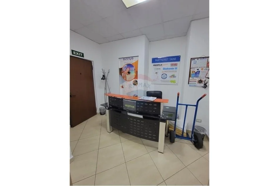 Tirane, jepet me qera ambjent biznesi Kati 1, 126 m² 1.200 € (Rruga " Pjeter Bogdani")