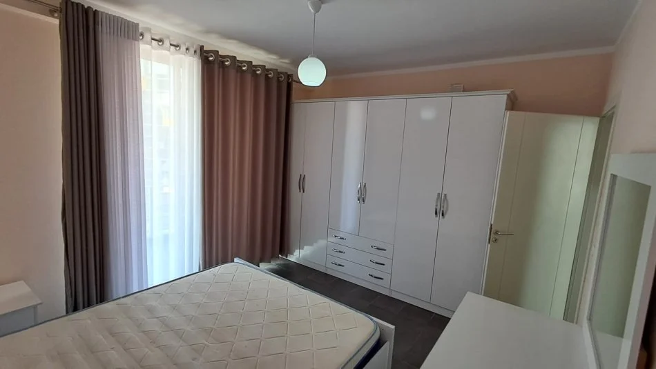 Tirane, jepet me qera apartament 2+1 Kati 4, 87 m² 350 € (shkoze)