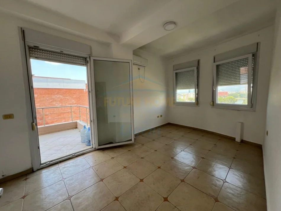 Tirane, jepet me qera apartament 3+1+Ballkon Kati 4, 144 m² 700 € (Liqeni i Thate)