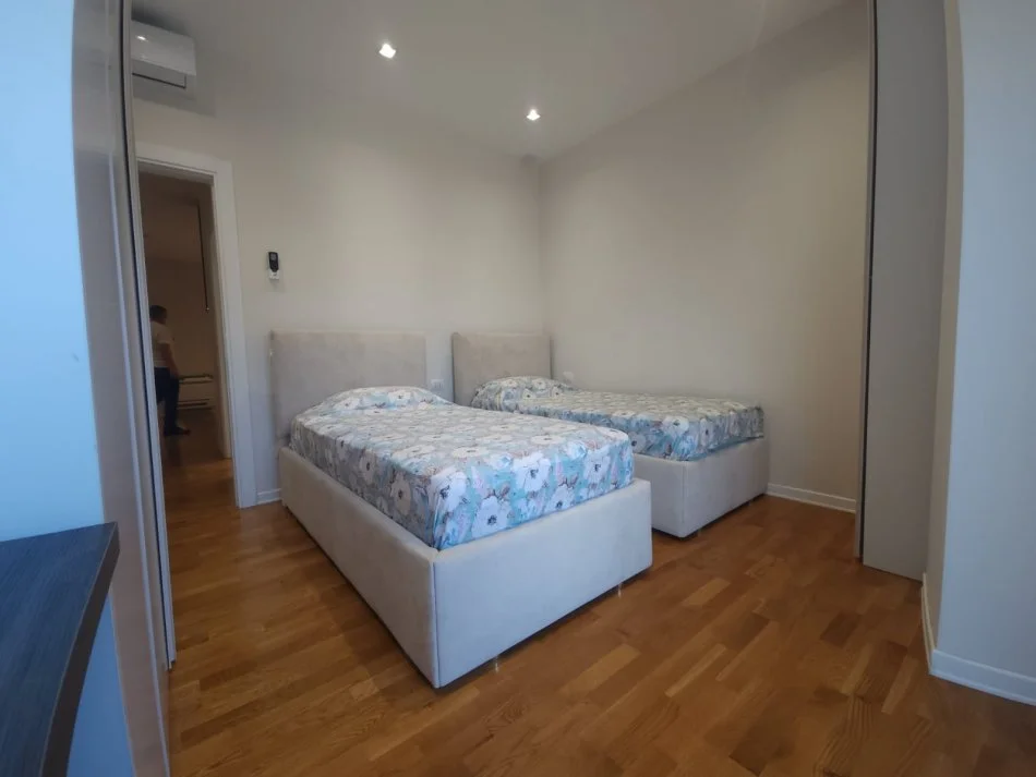 Tirane, shitet apartament 2+1+Ballkon Kati 4, 124 m² 185.000 € (Kinostudio)