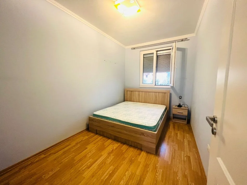 Tirane, jepet me qera Vile 4+1+Ballkon Kati 3, 250 m² 2.000 € (rruga e vilave)