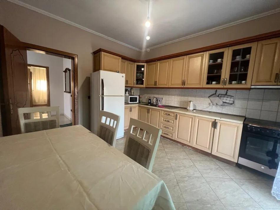 Tirane, shitet Vile 3 Katshe , 2.200 m² 550.000 € (kamez)