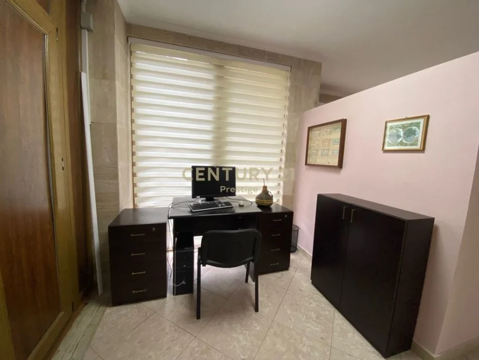 𝐓𝐢𝐫𝐚𝐧𝐞, 𝐣𝐞𝐩𝐞𝐭 𝐦𝐞 𝐪𝐞𝐫𝐚 𝐚𝐦𝐛𝐣𝐞𝐧𝐭 𝐛𝐢𝐳𝐧𝐞𝐬𝐢 𝐊𝐚𝐭𝐢 𝟎, 𝟕𝟒 𝐦² 𝟔𝟓𝟎 € (𝐏𝐚𝐳𝐚𝐫𝐢 𝐢 𝐫𝐢)