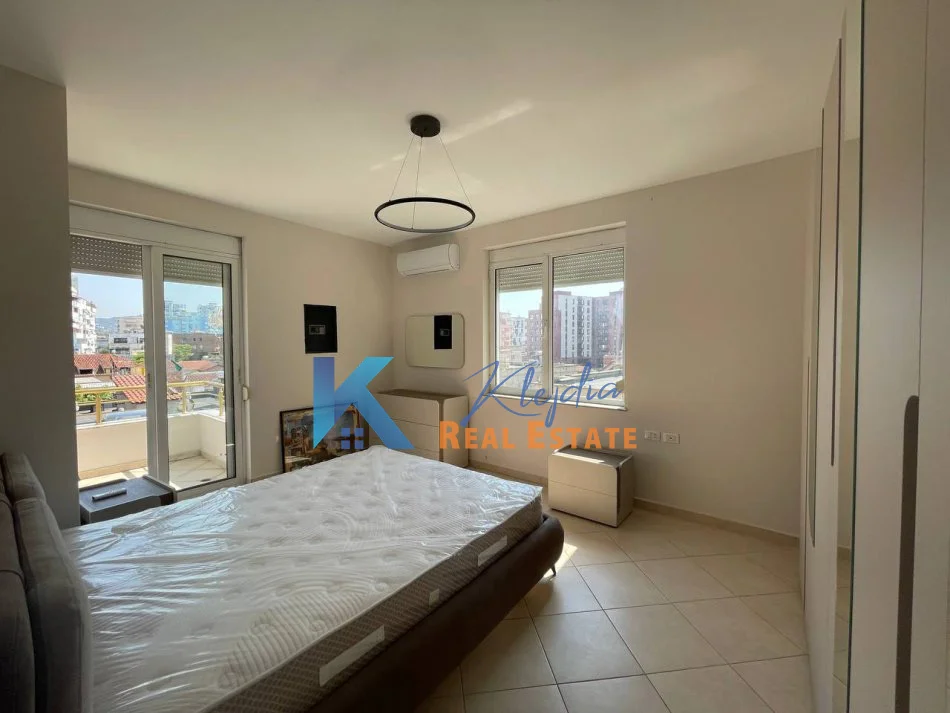 Tirane, jepet me qera apartament 2+1 Kati 3, 110 m² 850 € (Rruga e Kavajes, afer Kishes Katolike)