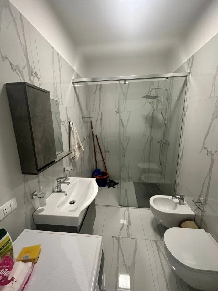 Tirane, jepet me qera apartament 1+1+Ballkon Kati 5, 70 m² 650 € (Komuna e Parisit, Kika 2)