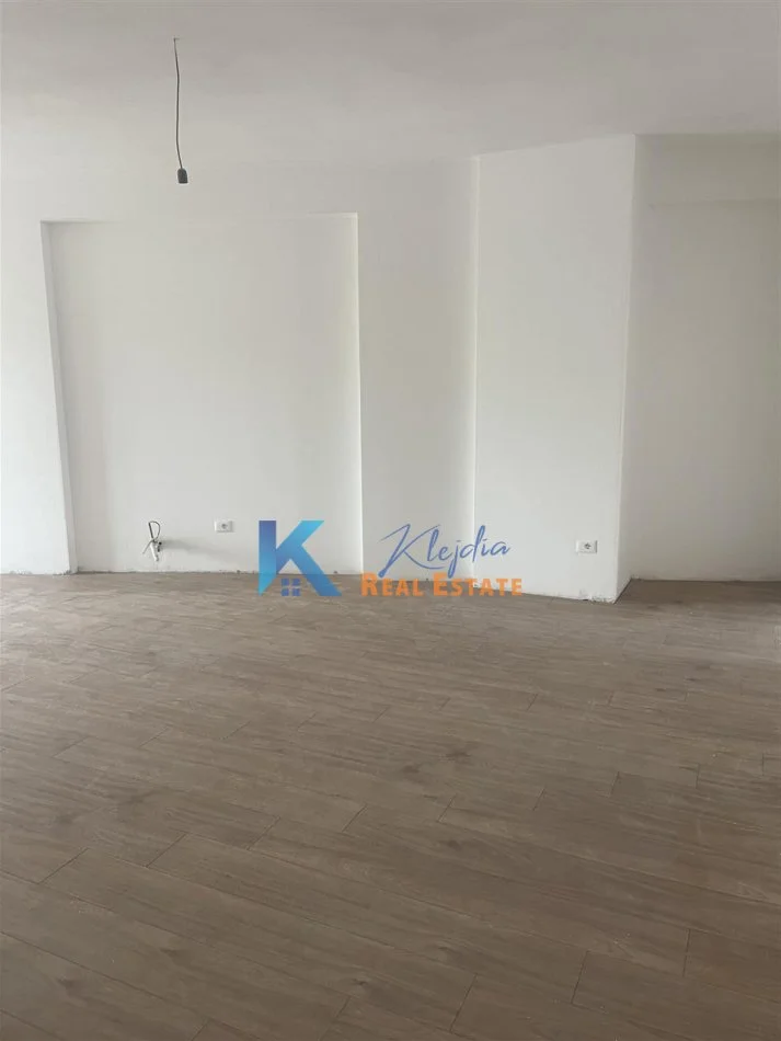 Tirane, jepet me qera apartament 3+1 Kati 4, 148 m² (Bulevardi i Ri, kompleksi Orbital 1)
