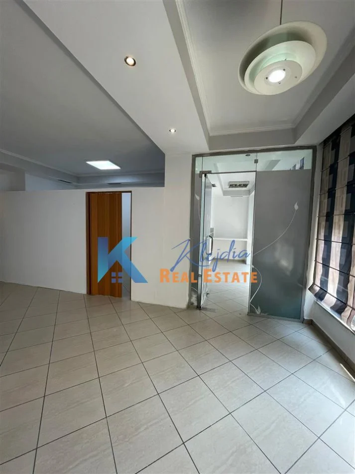 Tirane, jepet me qera zyre Kati 2, 60 m² 600 € (Rruga e Kavajes, afer Mullirit te Vjeter)