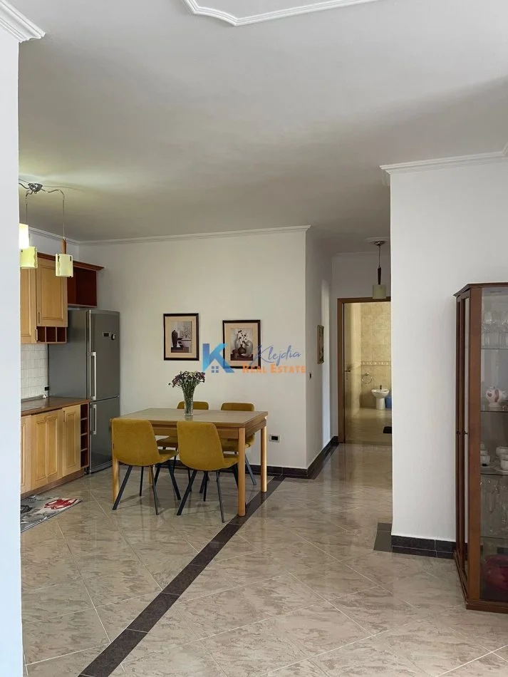 Tirane, jepet me qera apartament 2+1 Kati 3, 110 m² 700 € (Rruga e Durresit, afer gjimnazit Qemal Stafa)