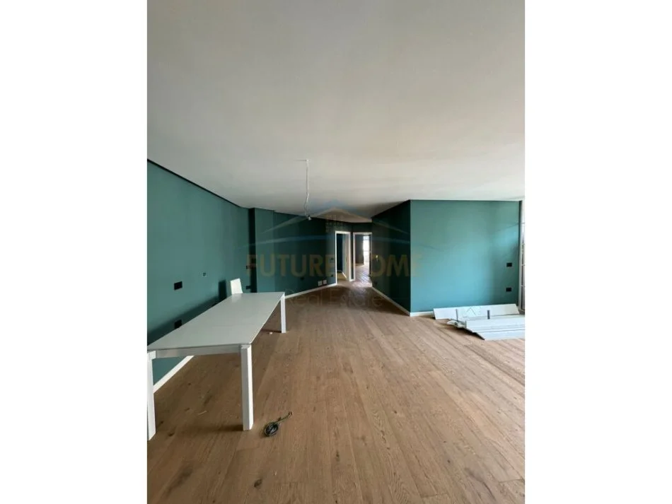 Vlore, shitet apartament 3+1 Kati 8, 180 m² 300.000 € (Bulevardi Ismail Qemali)