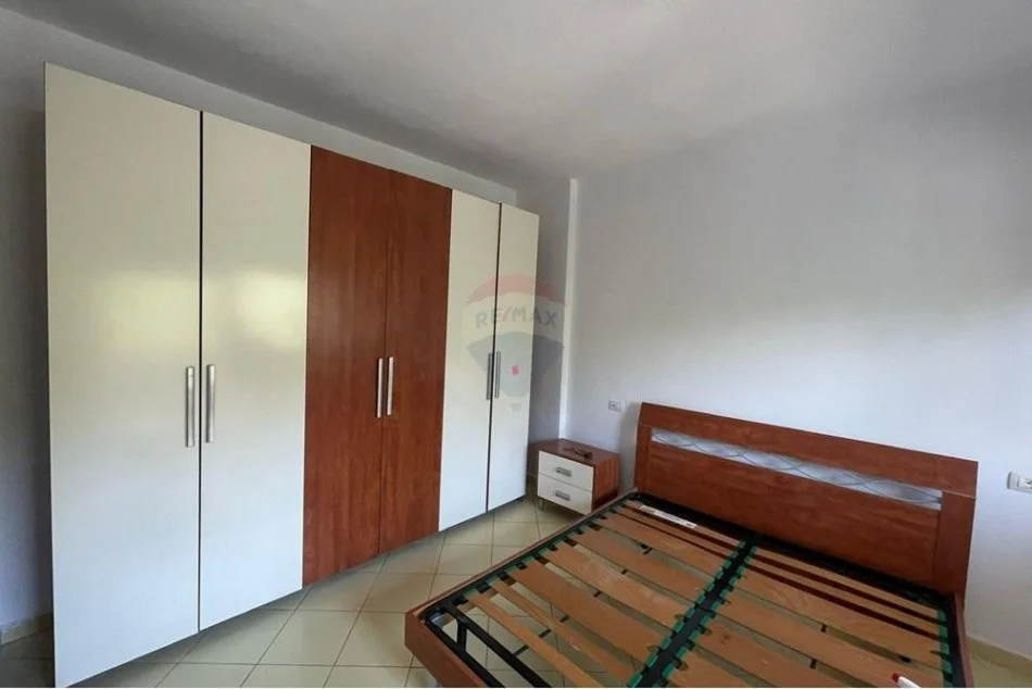 Tirane, jepet me qera apartament 2+1 Kati 1, 97 m² 400 € (Xhamia, Rruga Pinare - Kopshti Botanik)