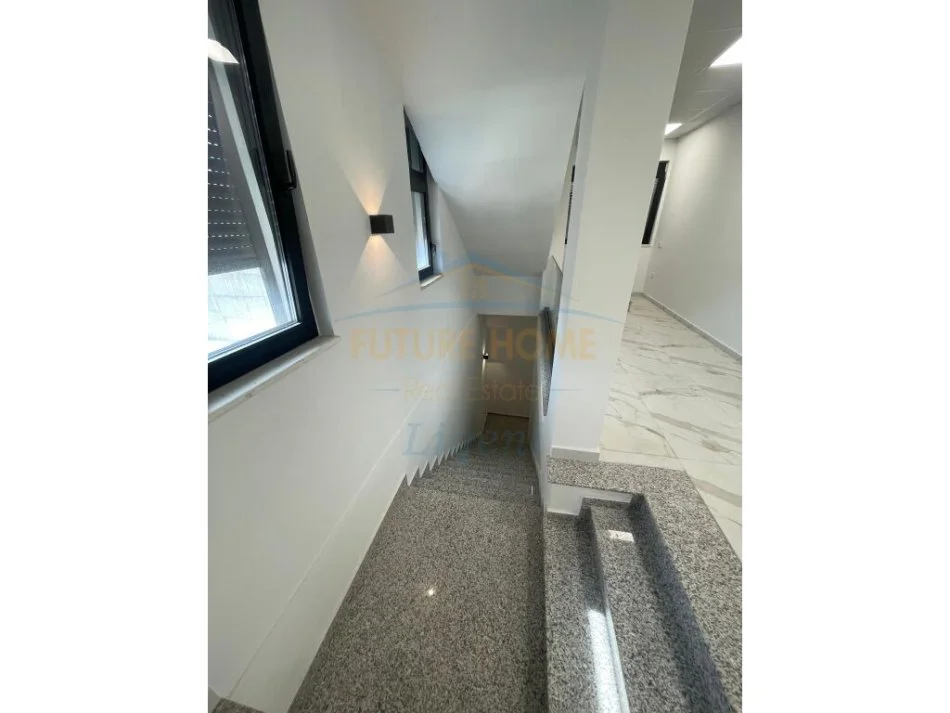 Tirane, jepet me qera Kati 1, 310 m² 3.500 € (Teg, Prane Terminalit)
