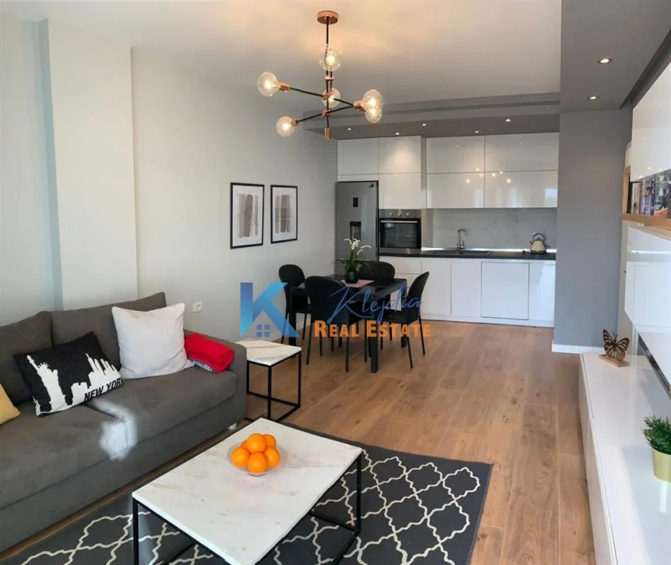 Tirane, jap me qera apartament 2+1+Ballkon Kati 4, 93 m² 750 € (Kompleksi Kontakt ne zonen e 21 Dhjetorit)