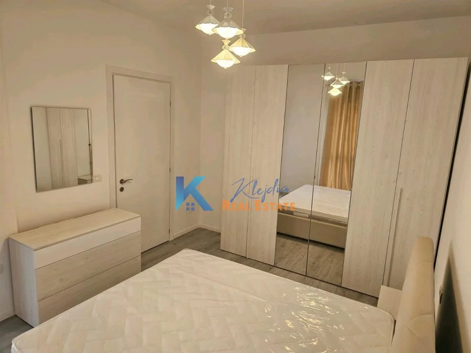 Tirane, jap me qera apartament 1+1+Ballkon Kati 3, 77 m² 600 € (Rruga 5 Maji)