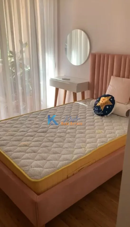 Tirane, jepet me qera apartament 3+1 Kati 4, 155 m² 850 € (Kopshti Botanik, afer Xhamise)