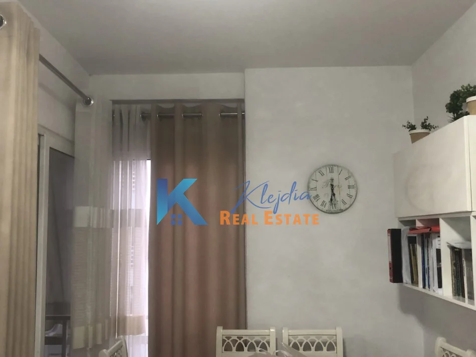 Tirane, jepet me qera apartament 1+1 Kati 4, 70 m² 450 € (Rruga 5 Maji, afer shkolles Tirana Jone)