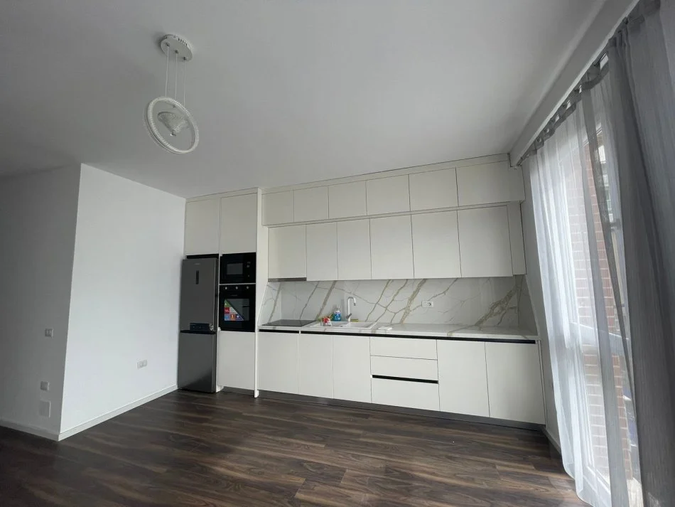 Tirane, jepet me qera apartament 2+1+Ballkon Kati 2, 600 € (Rruga Artan Lenja)