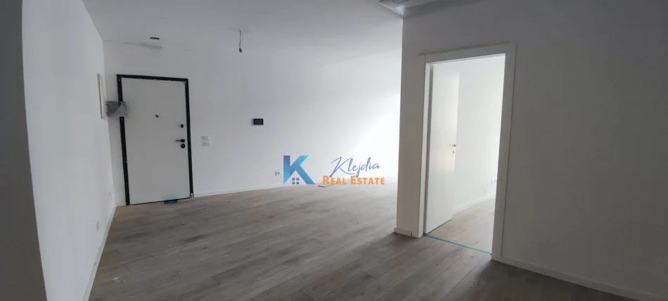 Tirane, jap me qera zyre Kati 1, 102 m² 1.300 € (Zyre per qira te Liqeni, Lake View Residence)