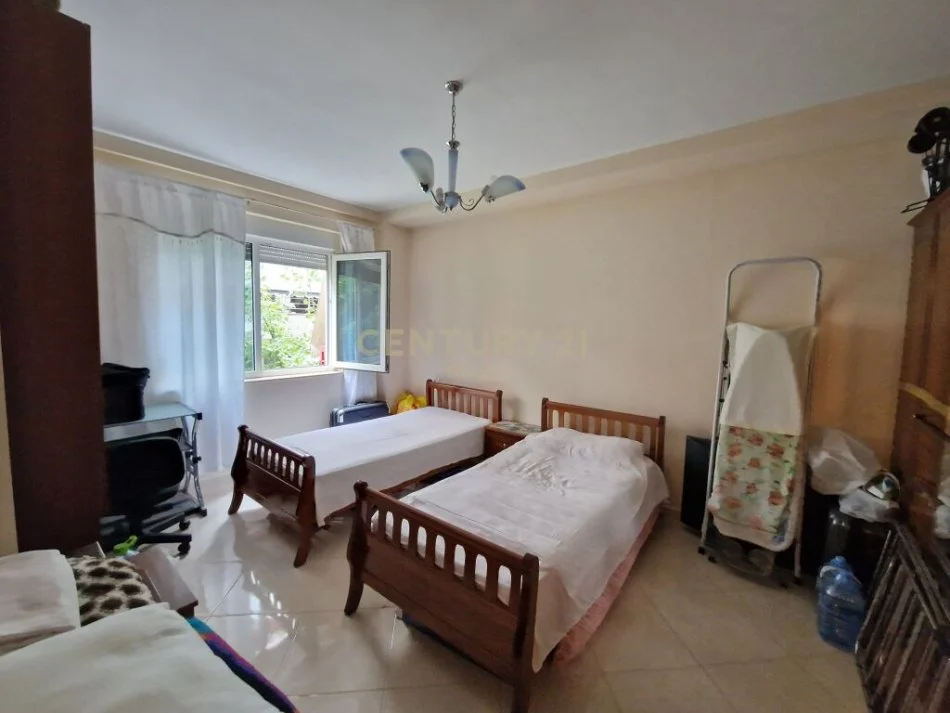 Tirane, shitet apartament 2+1+Ballkon Kati 3, 115 m² 195.000 € (Rruga: Kolombo, Liqeni i Thatë)