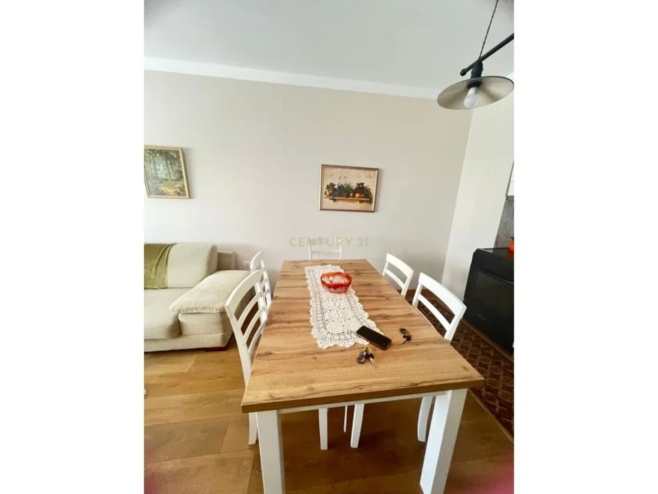 Tirane, jepet me qera apartament 2+1+Ballkon Kati 4, 79 m² 680 € (Adresa: 21 Dhjetori)