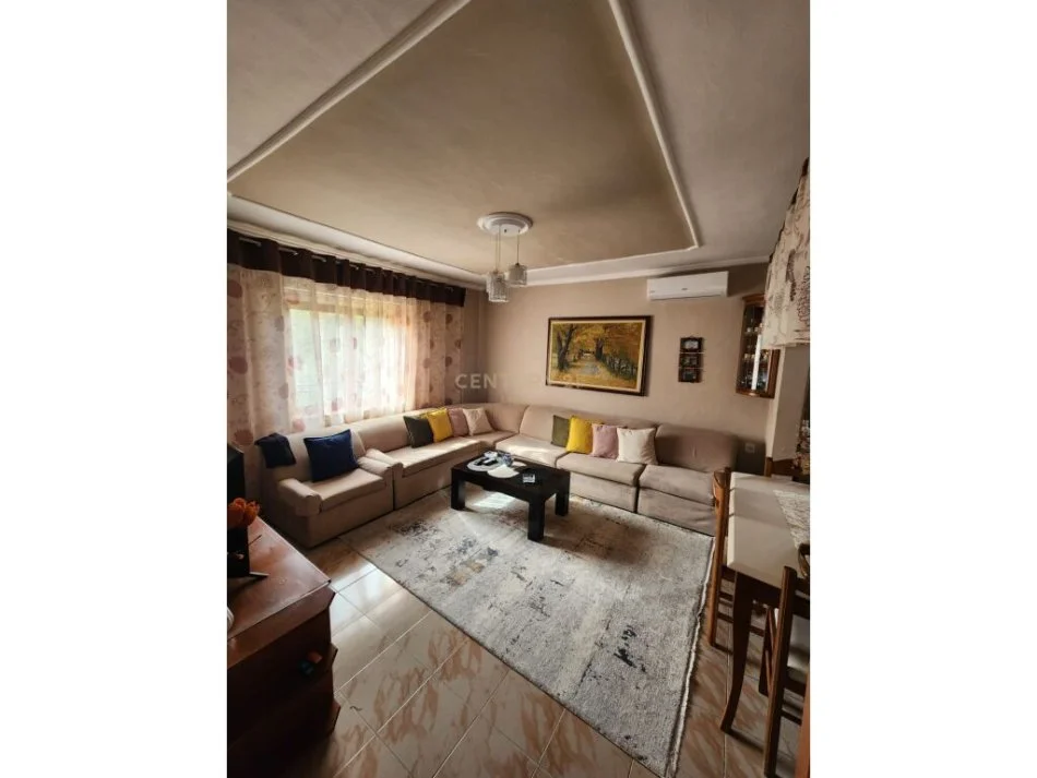 Tirane, jepet me qera apartament 2+1+Ballkon Kati 2, 132 m² 450 € (Adresa: Shkozë)