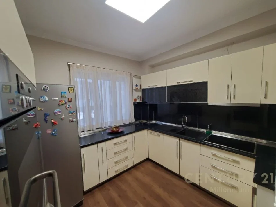 𝐓𝐢𝐫𝐚𝐧𝐞, 𝐣𝐞𝐩𝐞𝐭 𝐦𝐞 𝐪𝐞𝐫𝐚 𝐚𝐩𝐚𝐫𝐭𝐚𝐦𝐞𝐧𝐭 𝟐+𝟏 𝐊𝐚𝐭𝐢 𝟒, 𝟖𝟏 𝐦² 𝟖𝟎𝟎 € (𝐑𝐫.𝐀𝐝𝐞𝐦 𝐉𝐚𝐬𝐡𝐚𝐫𝐢, 𝐆𝐚𝐫𝐝𝐚)