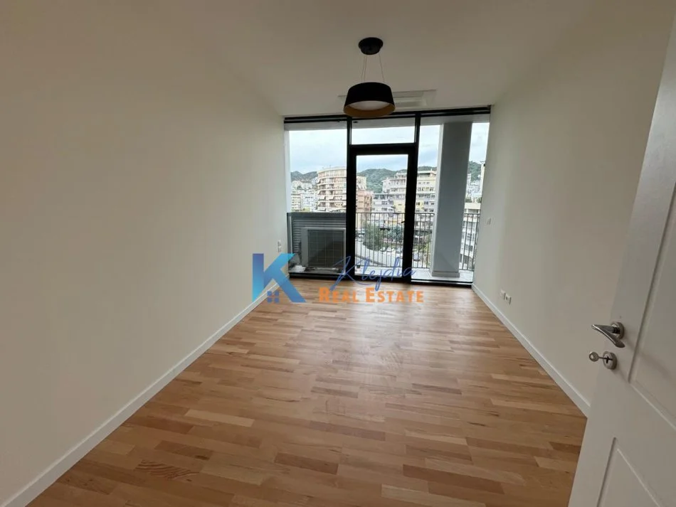 Tirane, jap me qera apartament 2+1+Ballkon Kati 5, 120 m² 1.500 € (Liqeni, Rezidenca Lake View)