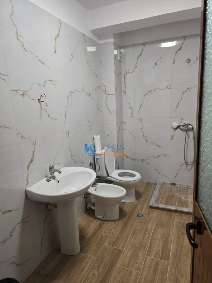 Tirane, shitet apartament 1+1+Ballkon Kati 5, 55 m² 900.000 € (Rruga e Dibres, prane Fakultetit te Mjeksise)