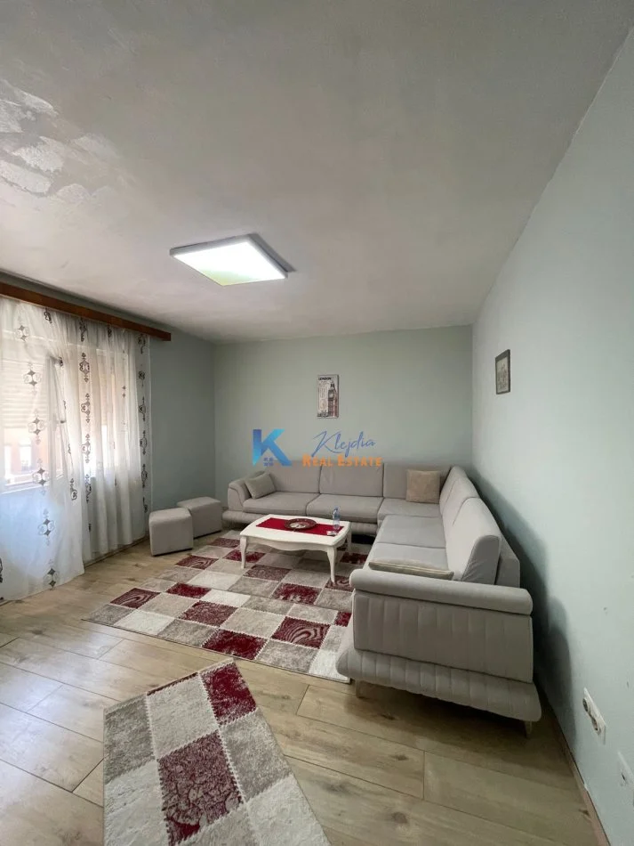 Tirane, jap me qera apartament 1+1 Kati 4, 64 m² 580 € (Myslym Shyr, afer Drejtorise se Policise)