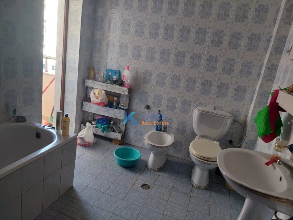 Tirane, jepet me qera apartament 2+1+Ballkon Kati 5, 100 m² 600 € (Oxhaku)