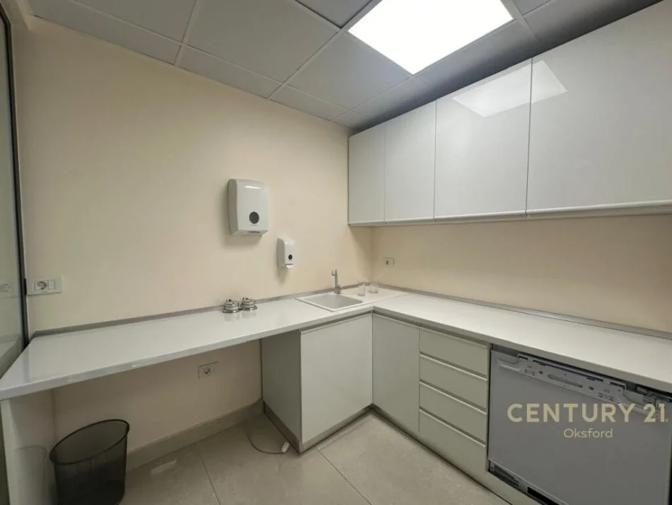 Tirane, jepet me qera ambjent biznesi Kati 2, 122 m² 1.500 € (elbasanit)