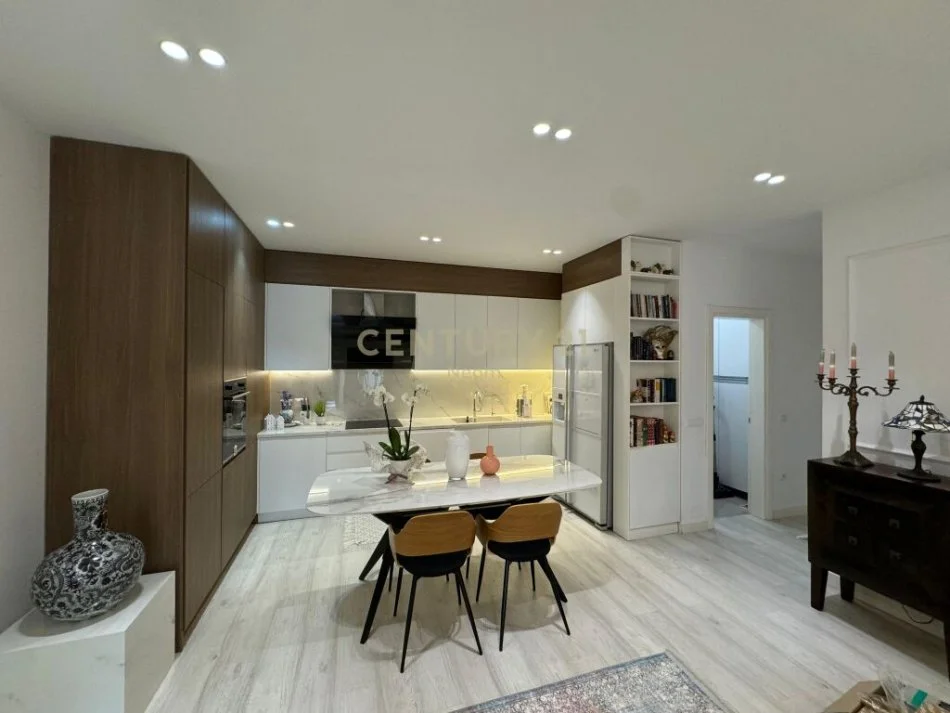 𝐓𝐢𝐫𝐚𝐧𝐞, 𝐣𝐞𝐩𝐞𝐭 𝐦𝐞 𝐪𝐞𝐫𝐚 𝐚𝐩𝐚𝐫𝐭𝐚𝐦𝐞𝐧𝐭 𝟐+𝟏 𝐊𝐚𝐭𝐢 𝟔, 𝟏𝟕𝟗 𝐦² 𝟏.𝟑𝟎𝟎 € (𝐑𝐚𝐝𝐢𝐬𝐨𝐧 𝐇𝐨𝐭𝐞𝐥, 𝐋𝐢𝐪𝐞𝐧𝐢 𝐢 𝐓𝐡𝐚𝐭ë)