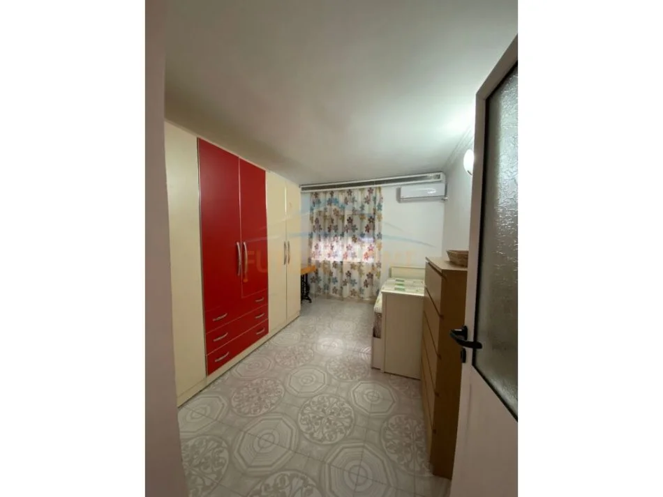Vlore, jepet me qera apartament 2+1 Kati 3, 84 m² 300 € (Te Neranxi, afer Shkolles Industriale)