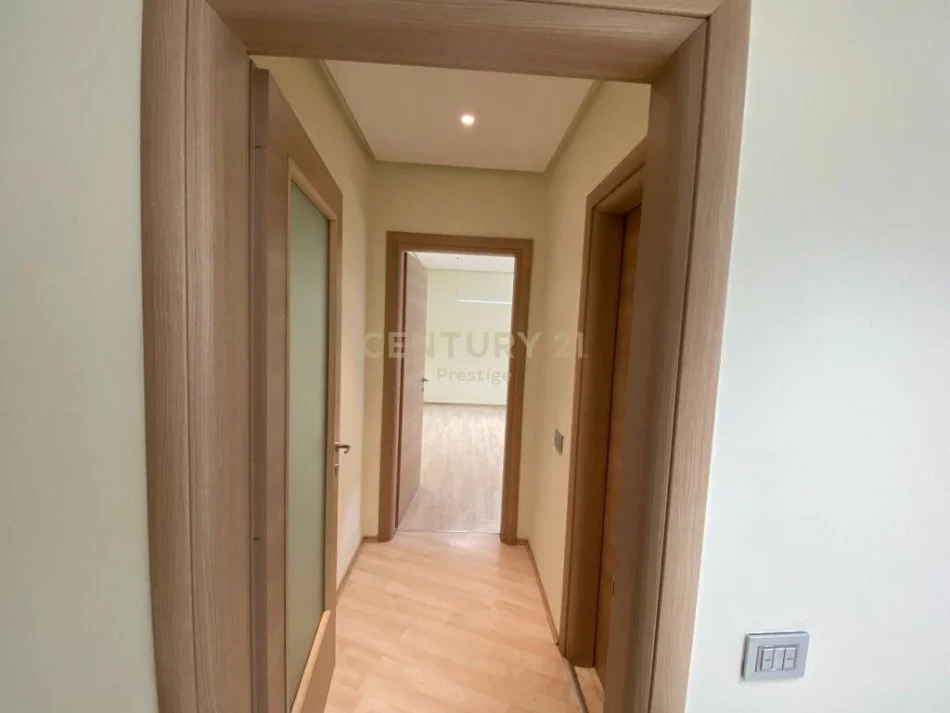 𝐓𝐢𝐫𝐚𝐧𝐞, 𝐣𝐞𝐩𝐞𝐭 𝐦𝐞 𝐪𝐞𝐫𝐚 𝐚𝐦𝐛𝐣𝐞𝐧𝐭 𝐛𝐢𝐳𝐧𝐞𝐬𝐢 𝐊𝐚𝐭𝐢 𝟏, 𝟕𝟎 𝐦² 𝟗𝟎𝟎 € (𝐏𝐚𝐳𝐚𝐫𝐢 𝐢 𝐫𝐢)