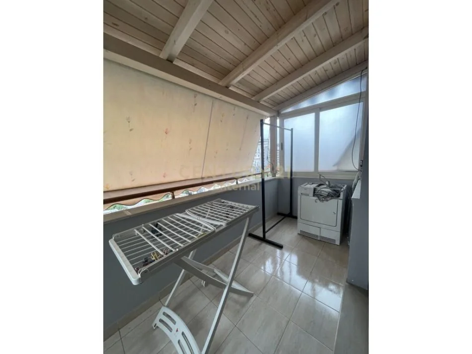 𝐓𝐢𝐫𝐚𝐧𝐞, 𝐣𝐞𝐩𝐞𝐭 𝐦𝐞 𝐪𝐞𝐫𝐚 𝐚𝐩𝐚𝐫𝐭𝐚𝐦𝐞𝐧𝐭 𝟑+𝟏 𝐊𝐚𝐭𝐢 𝟔, 𝟖𝟕 𝐦² 𝟖𝟎𝟎 € (𝐑𝐫𝐮𝐠𝐚 𝐒𝐢𝐫𝐢 𝐊𝐨𝐝𝐫𝐚)