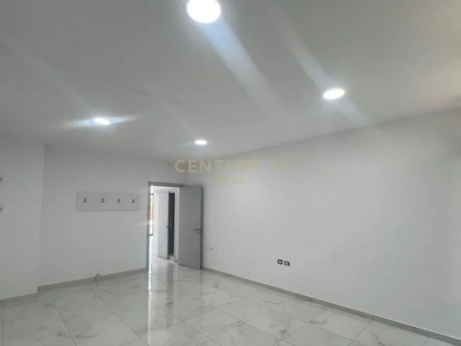 𝐓𝐢𝐫𝐚𝐧𝐞, 𝐣𝐞𝐩𝐞𝐭 𝐦𝐞 𝐪𝐞𝐫𝐚 𝐚𝐦𝐛𝐣𝐞𝐧𝐭 𝐛𝐢𝐳𝐧𝐞𝐬𝐢 𝐊𝐚𝐭𝐢 𝟐, 𝟏𝟔𝟓 𝐦² 𝟏.𝟓𝟎𝟎 € (𝐑𝐫𝐮𝐠𝐚 𝐞 𝐃𝐢𝐛𝐫ë𝐬)