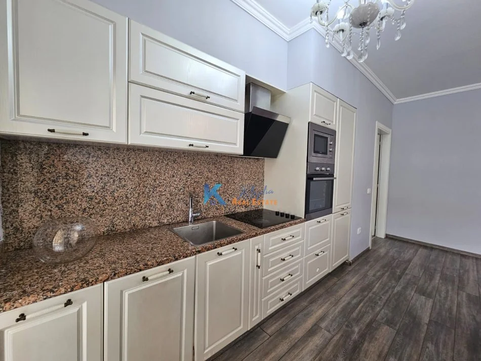 Tirane, jap me qera apartament 3+1+Ballkon Kati 7, 130 m² 1.000 € (Kompleksi Delijrogji)