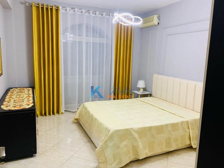 Tirane, jap me qera apartament 1+1+Ballkon Kati 4, 74 m² 600 € (Rruga e Kavajes)