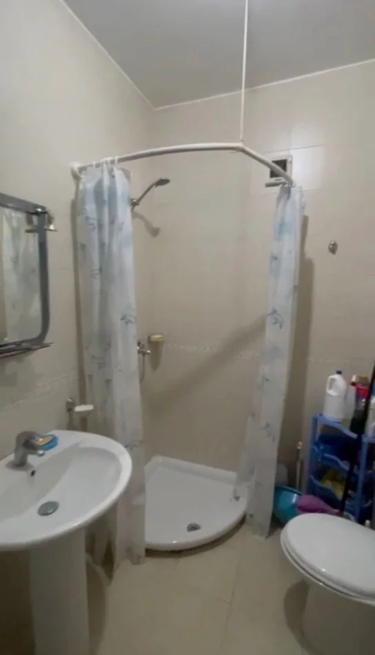 Tirane, jepet me qera apartament 1+1+Ballkon Kati 2, 75 m² 500 € (21 dhjetori)