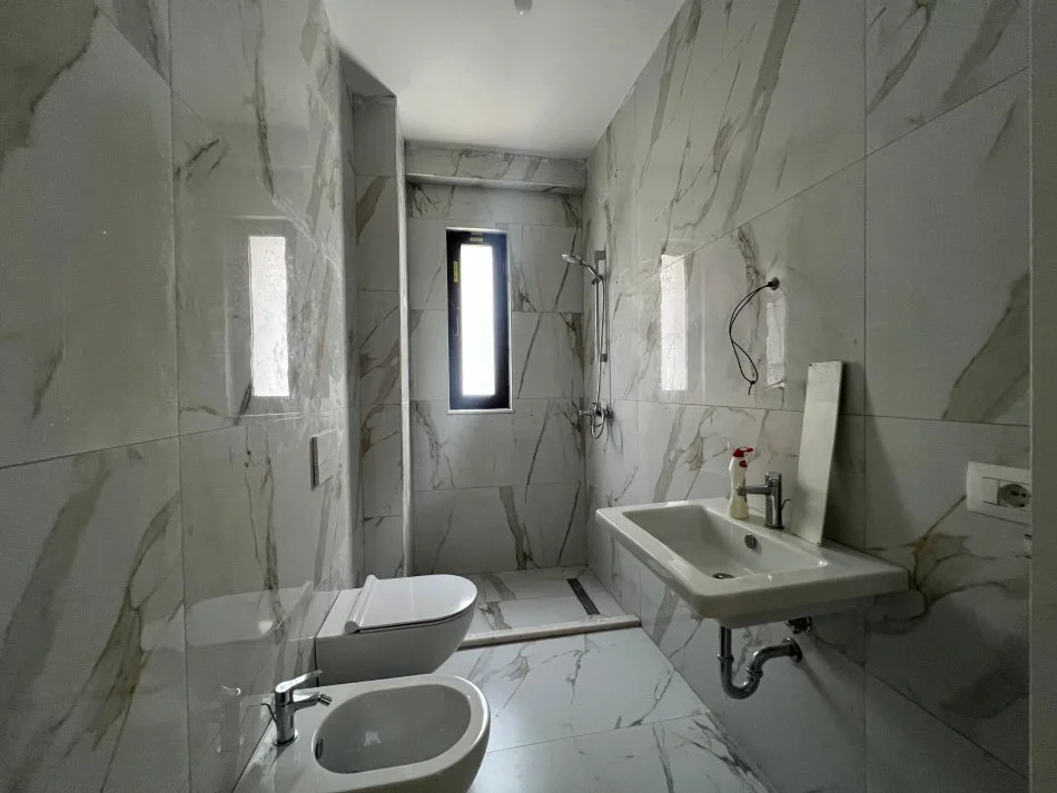 Tirane, jepet me qera apartament 1+1 Kati 2, 100 m² 500 € 